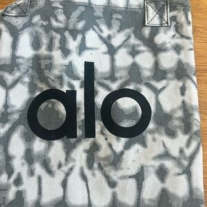 ALO Yoga Iconic Shoppers Tote Bag in Grey Tiedye
